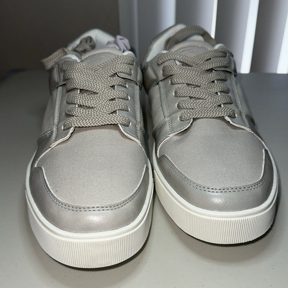 STEVE MADDEN GILORE GREY FABRIC NEW, size 13, very comfy, last one!